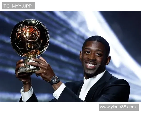 足球巨星携妻子一同领奖 引领金球奖新风潮